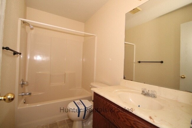 Building Photo - Spacious Duplex!