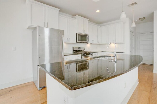 Building Photo - 5910 Rubicon Run