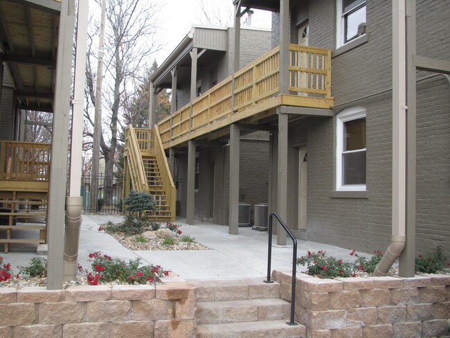 Building Photo - 556 S 26th Ave