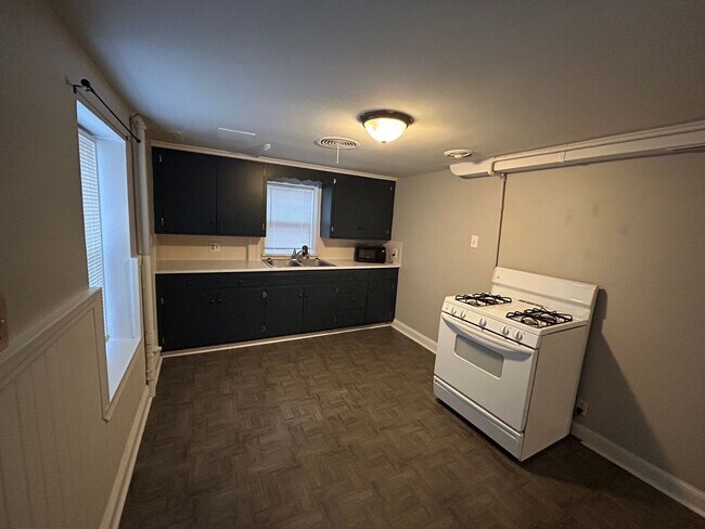 Building Photo - Updated Garden-Level 1BR with Patio & Parking