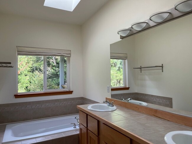 Building Photo - Prime Poulsbo location....3 bedroom rambler with bonus or office