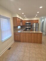Building Photo - 826 E Capri Dr