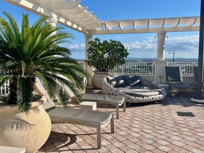 Building Photo - 511 SE 5 Ave