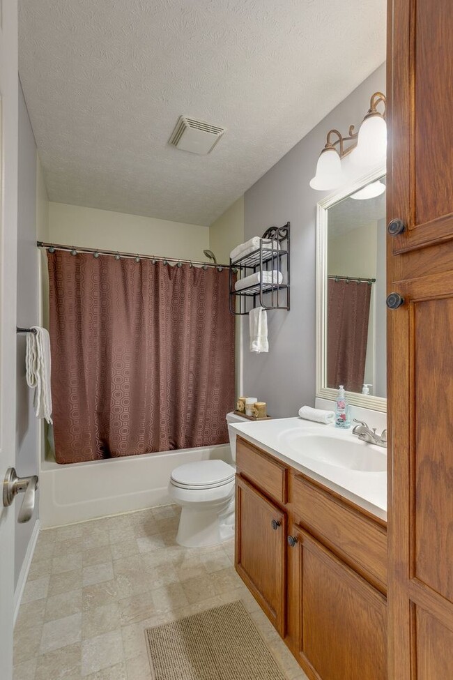 Building Photo - Adorable 2 bed/2 bath condo Hermitage