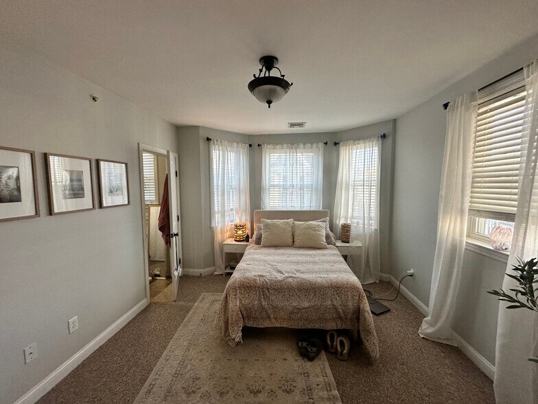 Building Photo - 99 Hillside St