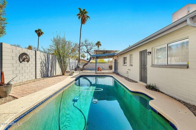 Building Photo - 3922 E Dahlia Dr