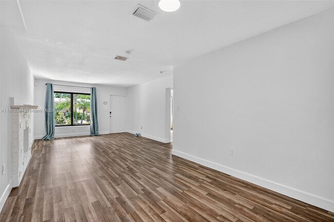 Building Photo - 606 N 28th Ave