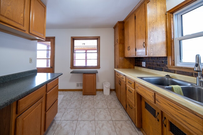 Building Photo - 22925 Oakdale Dr