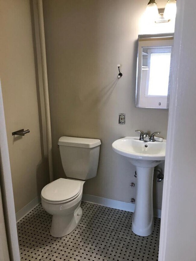Building Photo - 1 bedroom in Seattle WA 98102