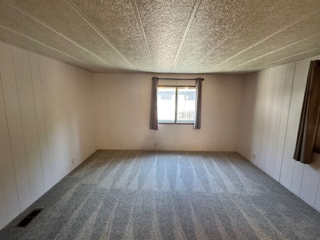 Building Photo - RARE FIND AVAILABLE NOW HOME IN ROGUE RIVER