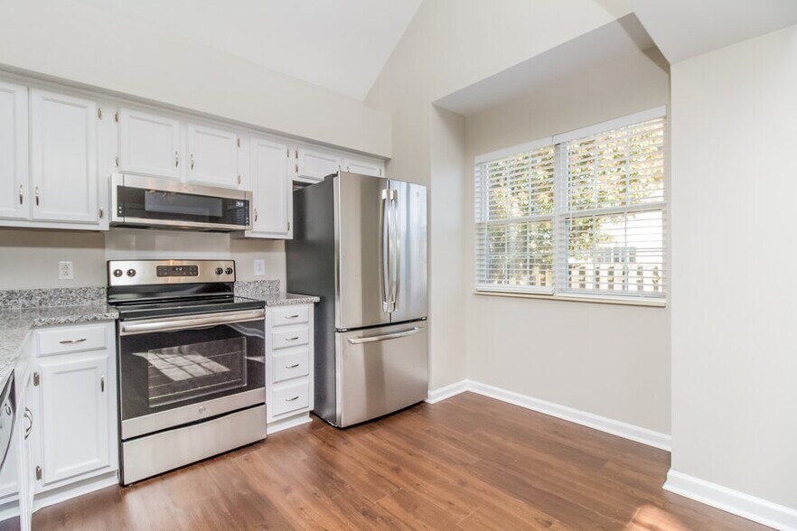 Building Photo - 909 Bexhill Ct S