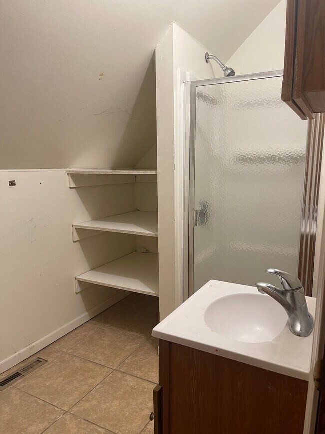 Building Photo - 4 Bedroom 2 bath House Available Now!!