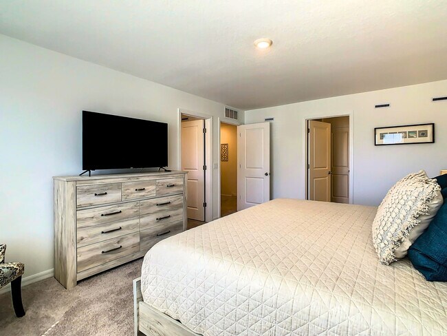 Building Photo - 820 Longboat Dr