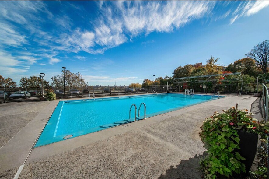 Building Photo - 9060 Palisade Ave