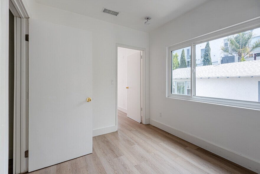 Building Photo - 1038 N Crescent Heights Blvd