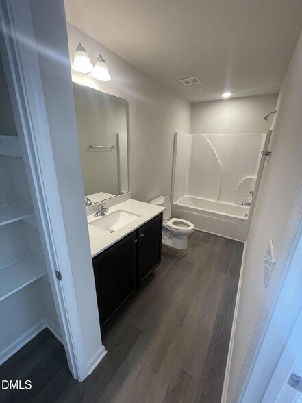 Building Photo - 1097 Peony Ln