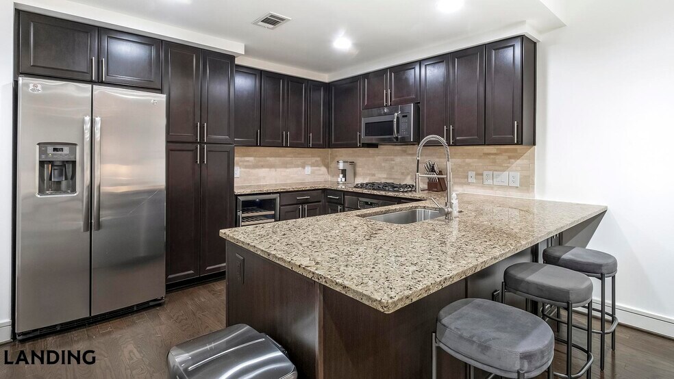 Building Photo - 777 Preston St