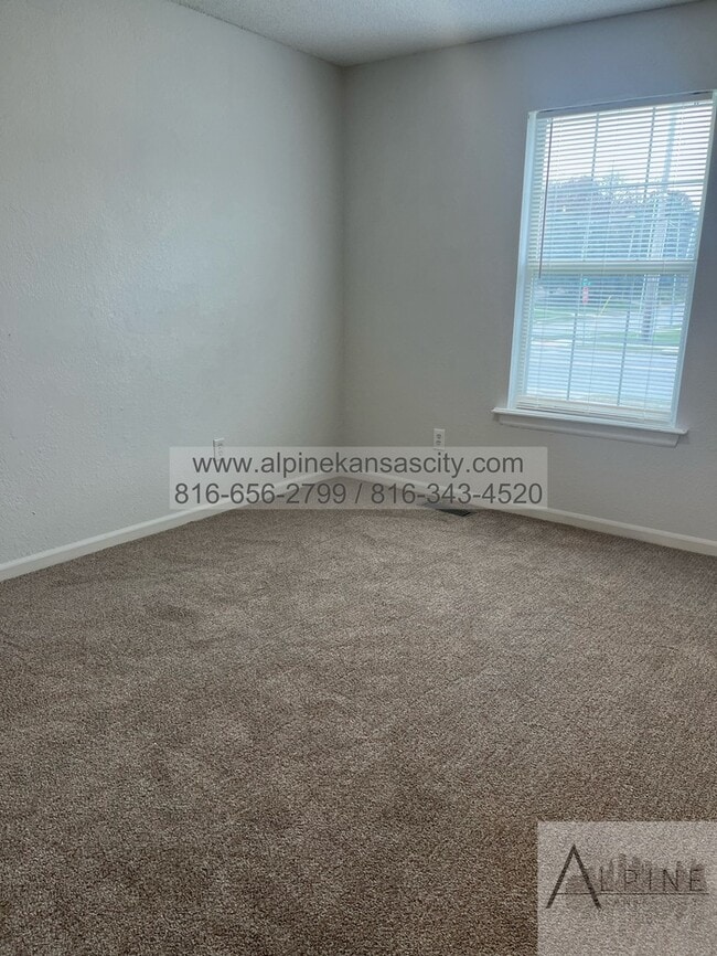 Building Photo - Spacious Gladstone Duplex, Croner Lot, 2 Car Garage!