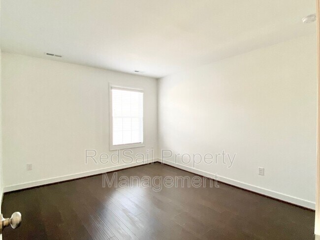 Building Photo - 4808 Village Walk