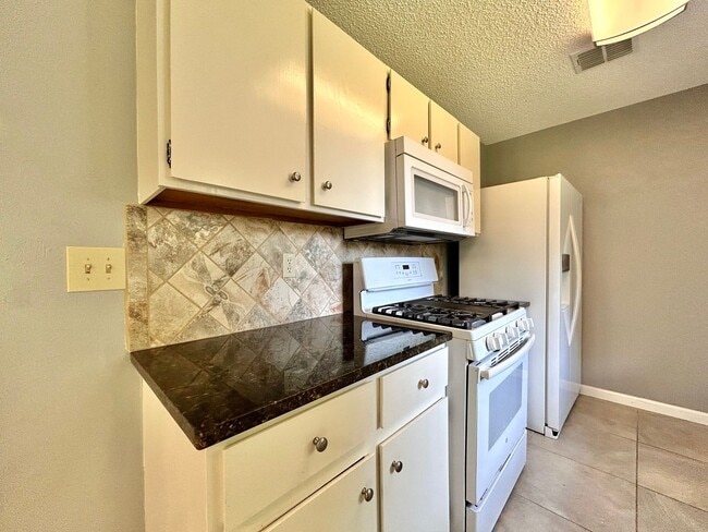 Building Photo - Nice & Cozy 2/BR 1/BA Home with Fenced Yar...