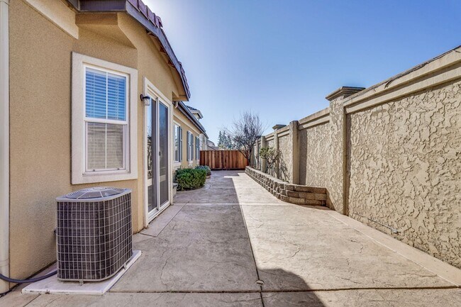 Building Photo - Spacious 3 Bedroom, 2 Bathroom Home with D...