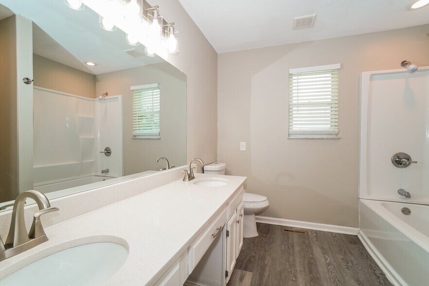 Building Photo - 1516 Manor Dr