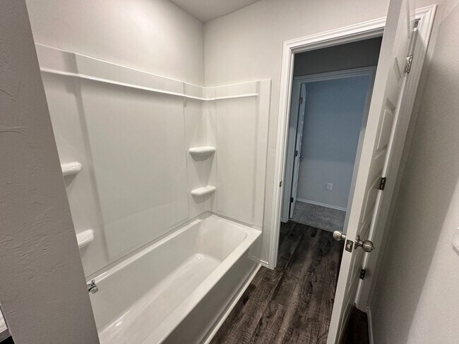 Building Photo - Move -in Special: Stunning 4-Bedroom, 2-Ba...