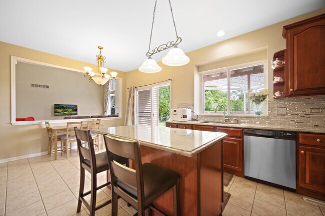 Building Photo - 1044 Oakhill Dr