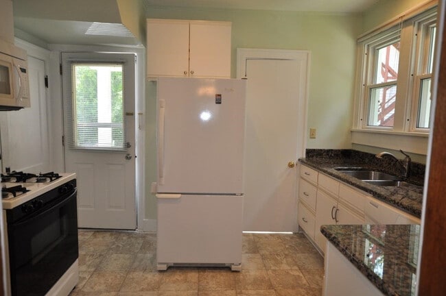 Building Photo - 921 Sylvan Ave