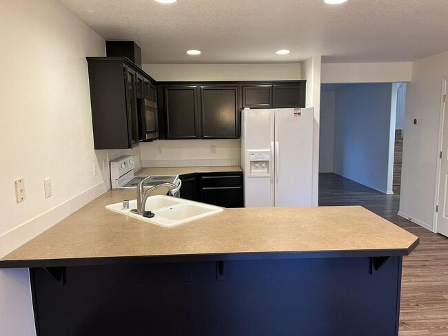 Building Photo - Enormous Tri-Level Townhome 2/2 w/Bonus Room Available Feb. 6th