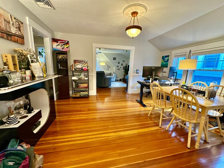 Building Photo - 11 Spring Park Ave