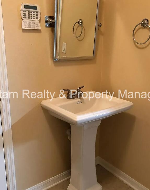 Building Photo - 1109 Cathcart Cir