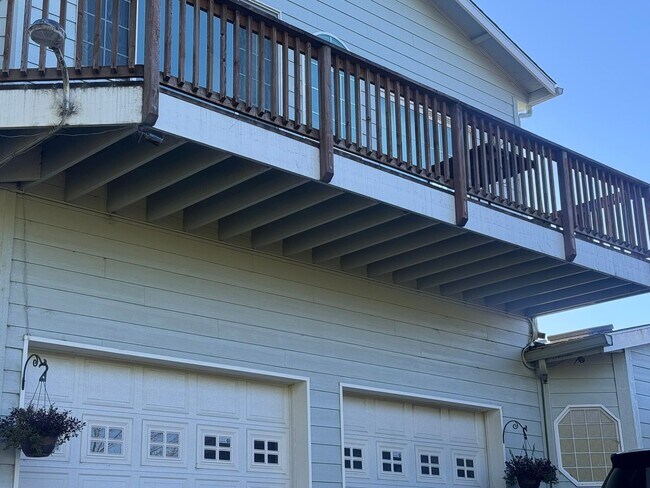 Primary Photo - FULLY FURNISHED BUNGALOW WITH GORGEOUS BAY VIEWS! ALL UTILITIES INCLUDED!