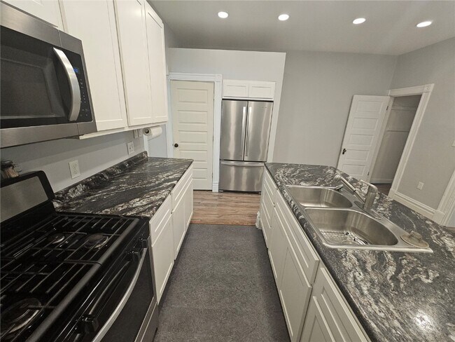 Building Photo - 1830 Russell Blvd