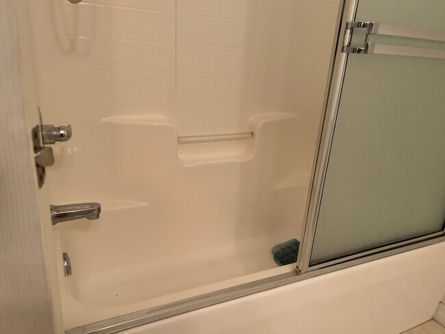 Building Photo - Executive 2 bedroom/ 2 bath condo