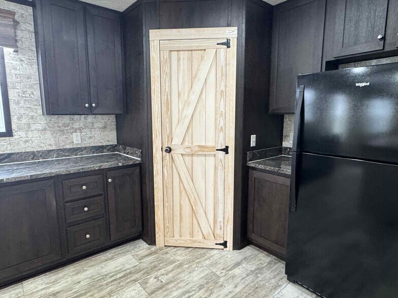 Building Photo - 48583 Pineview Dr