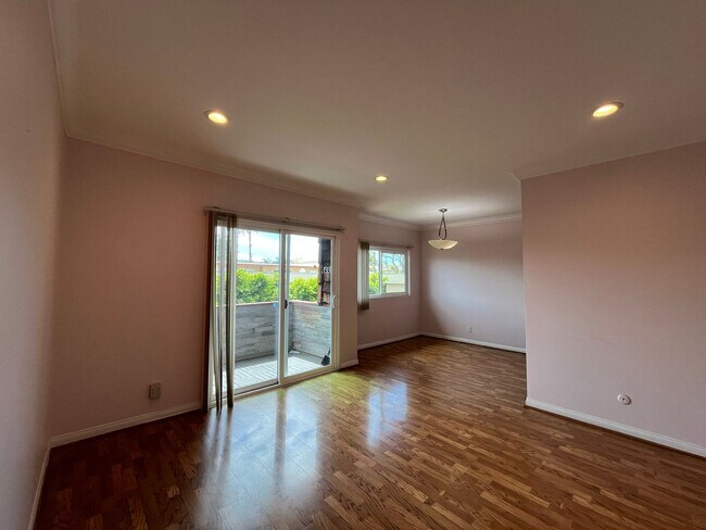 Building Photo - Encino 2+2 w/pool + spa, parking + extra storage!