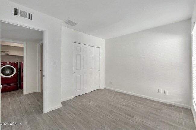 Building Photo - 3922 E Dahlia Dr