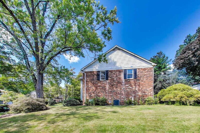 Building Photo - 1718 Crestview Dr