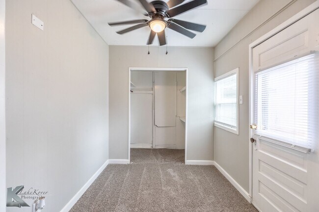 Building Photo - XL HOME!  3 bed, 1 bath, LOTS OF ROOM!