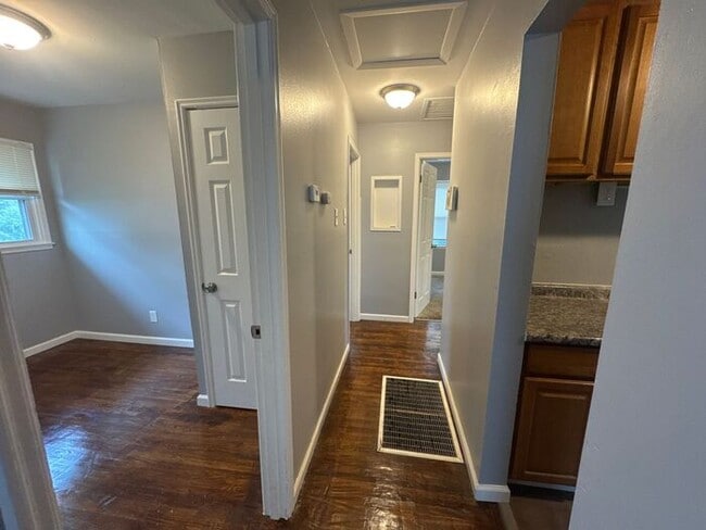 Building Photo - 3 bedroom 1 bathroom single-family