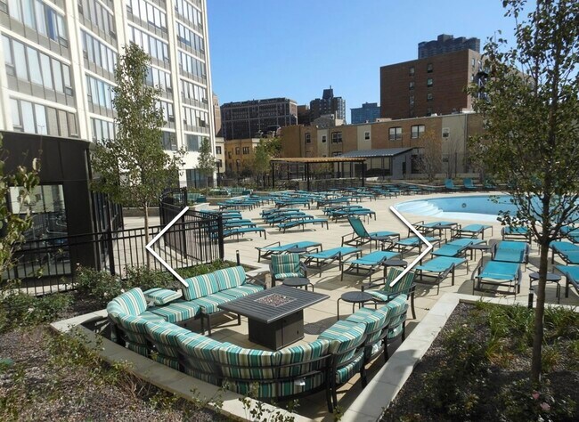 Pool, Sundeck,Tennis, Grills - 3930 N Pine Grove Ave