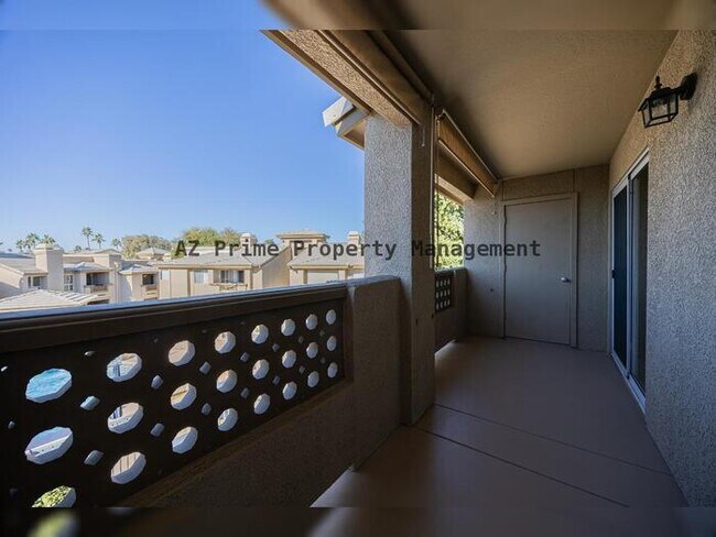 Building Photo - 1880 E Morten Ave