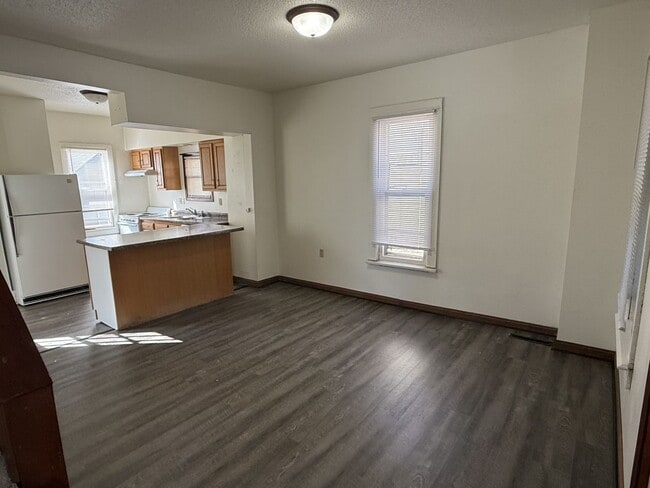 Building Photo - 4 bed 2 bath House