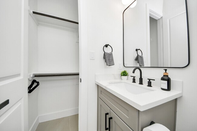 Building Photo - 3909 Maggie St