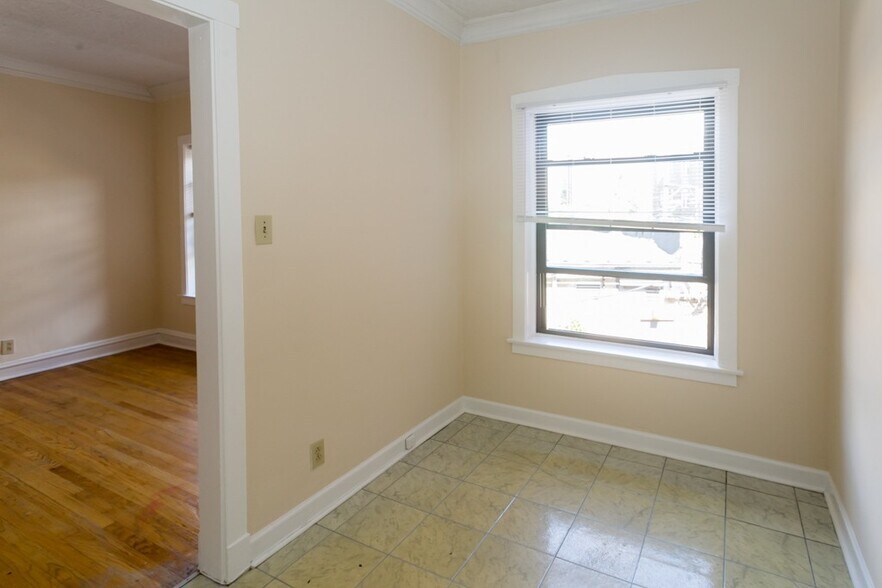 Building Photo - 2249 W Wilson Ave