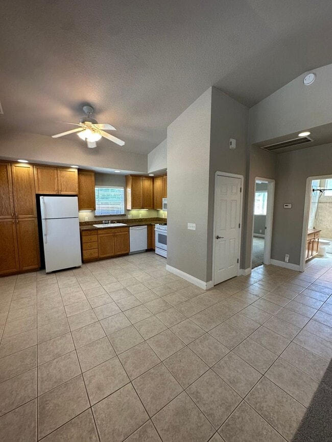 Building Photo - Charming 2 bed 1 bath home with modern amenities in prime downtown location!