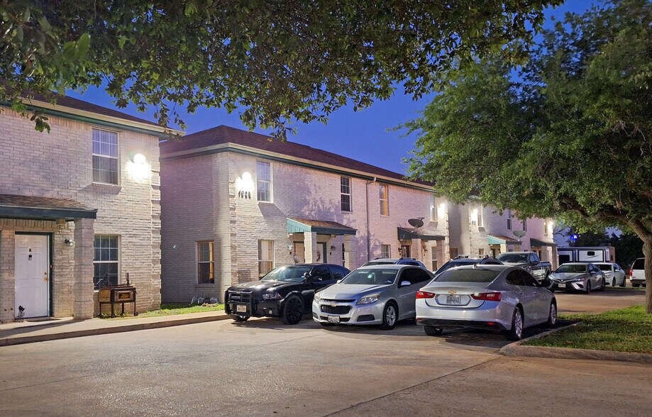 Building Photo - 1907 Maria Isabel Dr
