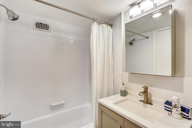 Building Photo - 4 Monroe St