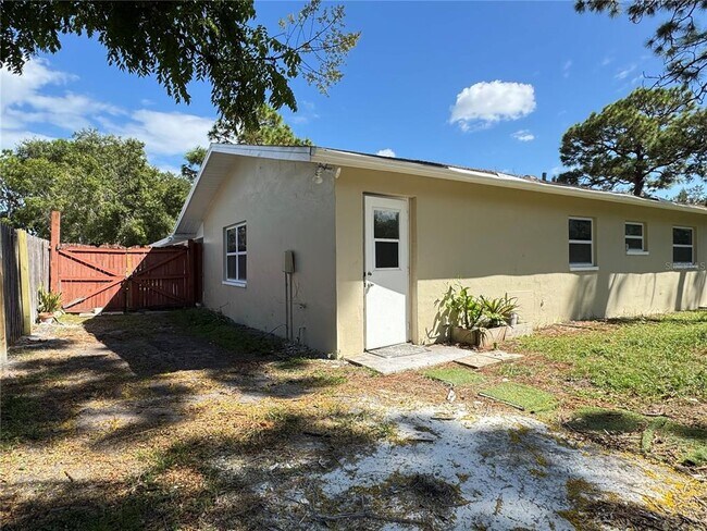 Building Photo - 904 Lake Palms Dr